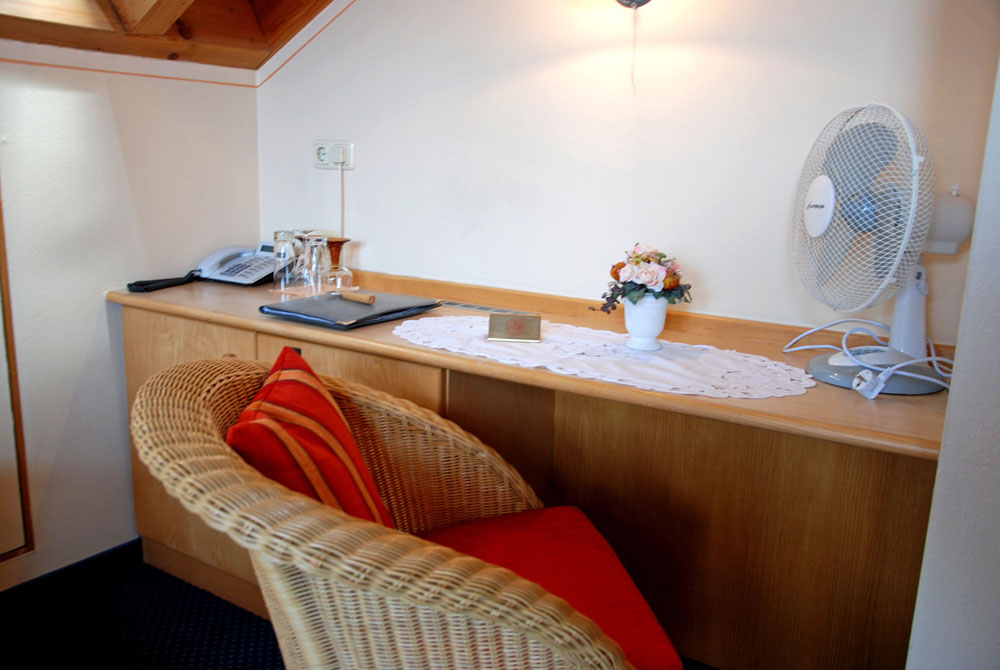 Schreibtisch Doppelzimmer Dachstudio