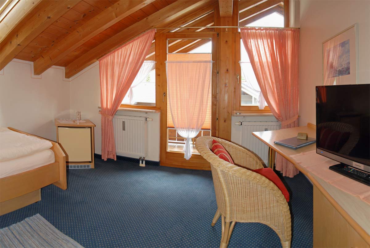 Einzelzimmer mit Schreibtisch
